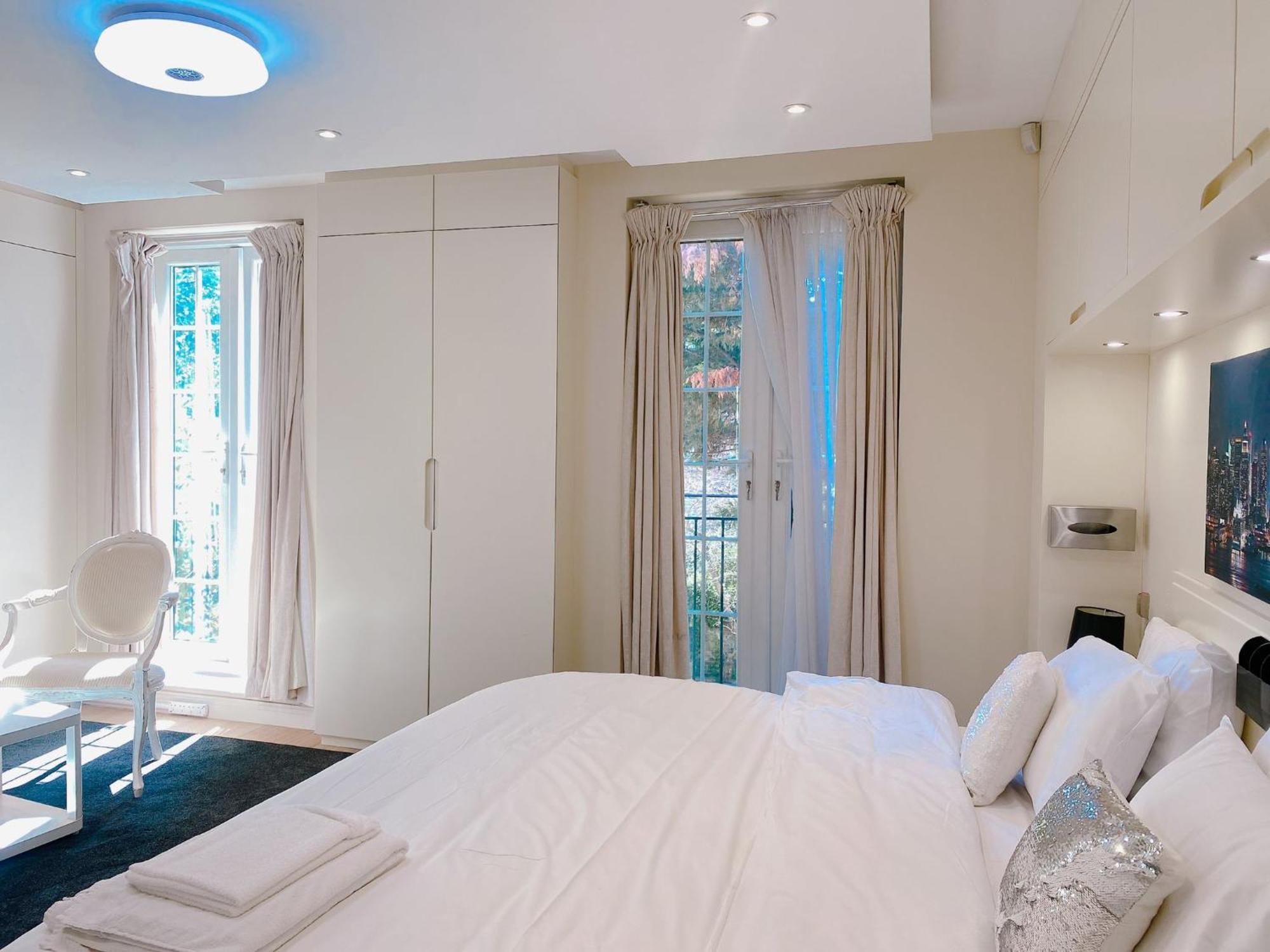 4 Bed House Next To Holland Park Apartment *