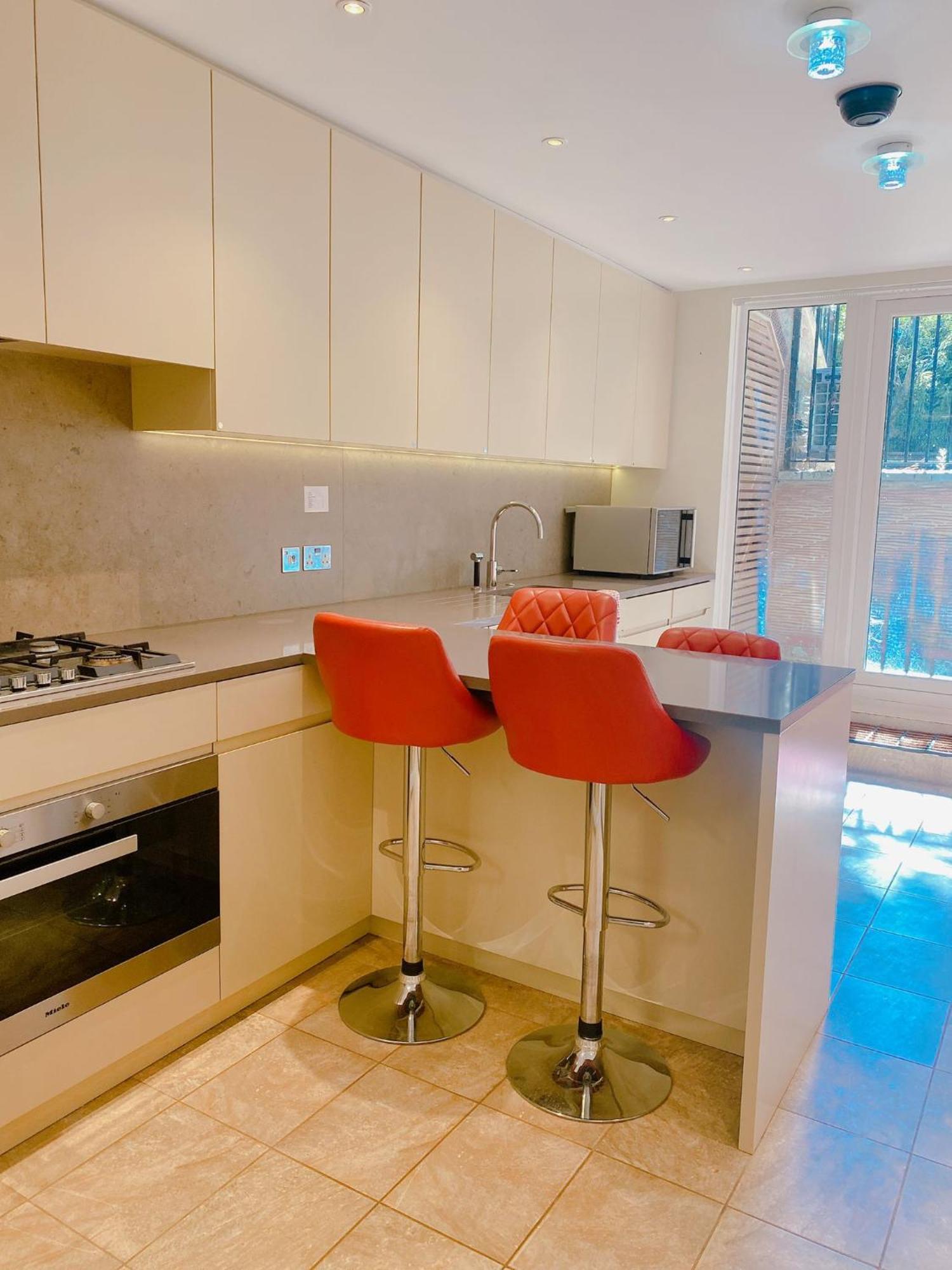 Apartment 4 Bed House Next To Holland Park