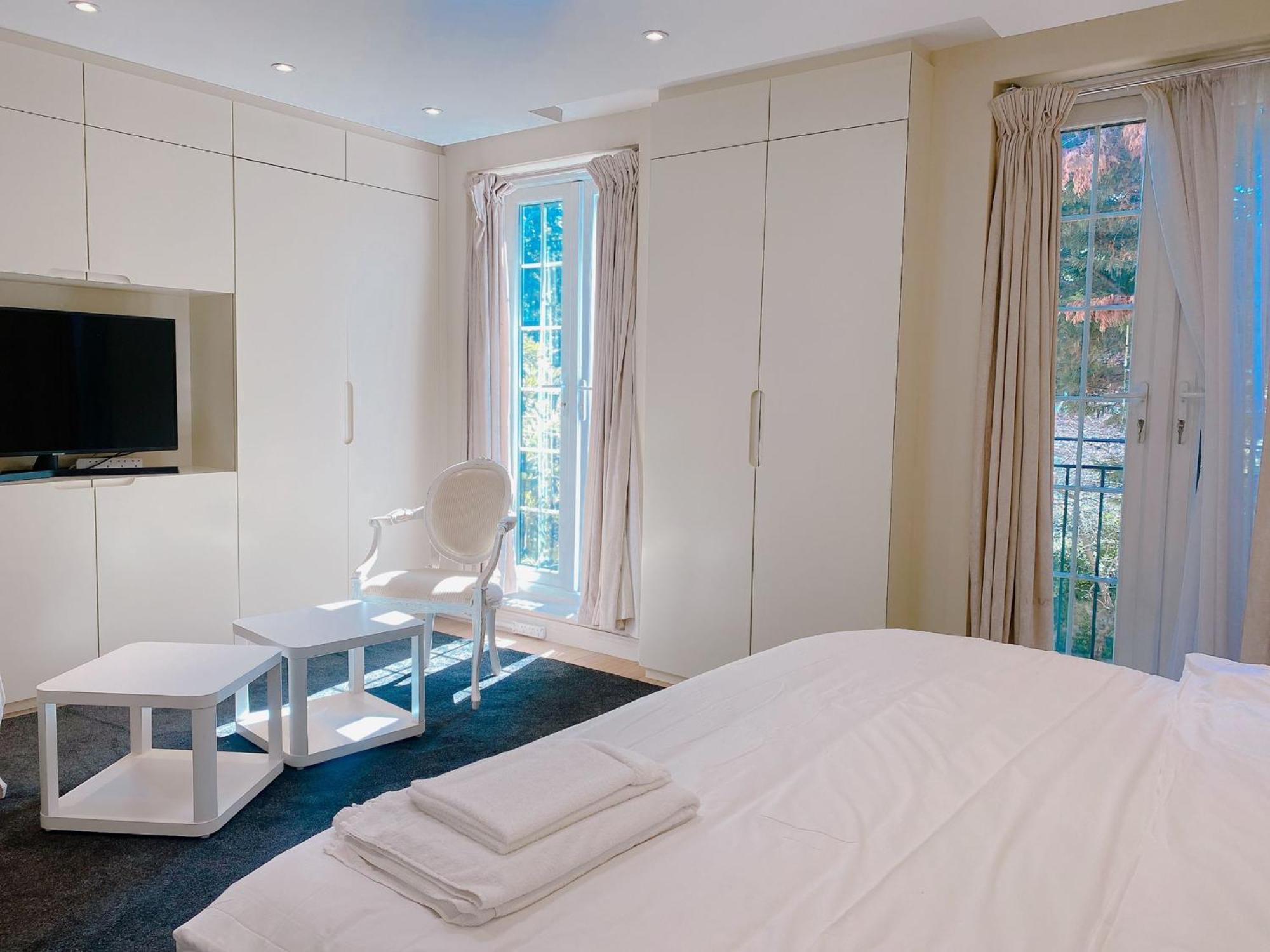 4 Bed House Next To Holland Park Apartment *